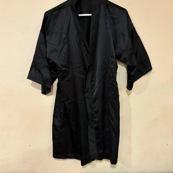 Elegant Black Women's Silky Robe - Picture 5 of 5